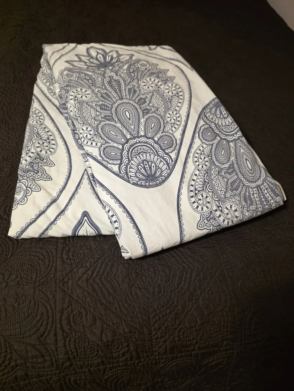 Pottery Barn Cassidy Medallion King Size Duvet Cover, Navy & White